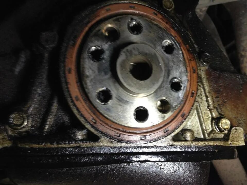 Масло в коленвалу. Форд транзит 2. Масло в коленвалу. Нагар в двигателе. Масляный нагар в двигателе.