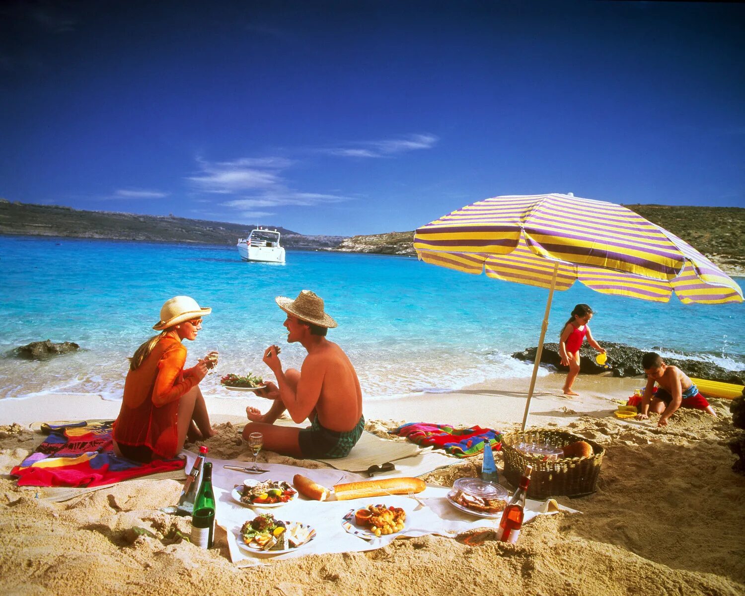 Отдыхающие в хороших странах. Туристы на пляже. Люди на пляже. Люди отдыхают на пляже. Отдыхающие на пляже.