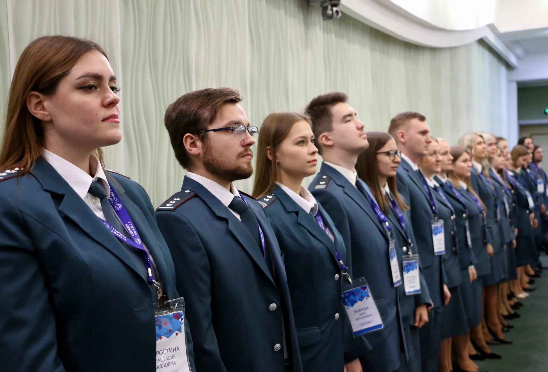 Россия 1 брянск новости. Сотрудник налоговой. Сотрудник налоговой службы. Молодые сотрудники. Сотрудница налоговой.