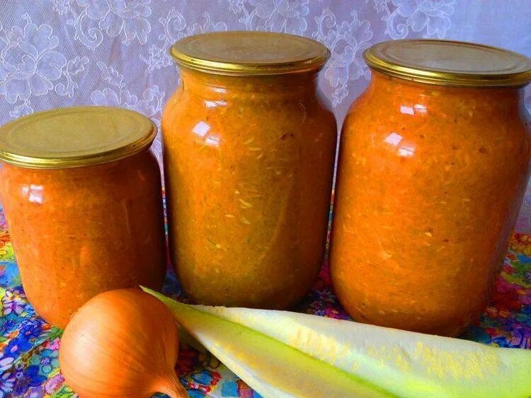 Простая вкусная кабачковая икра на зиму. Кабачковая икра с майонезом на зиму. Кабачковая икра с майонезом. Кабачки икра на зиму. Кабачковая икра на зиму с майонезом и томатной пастой.