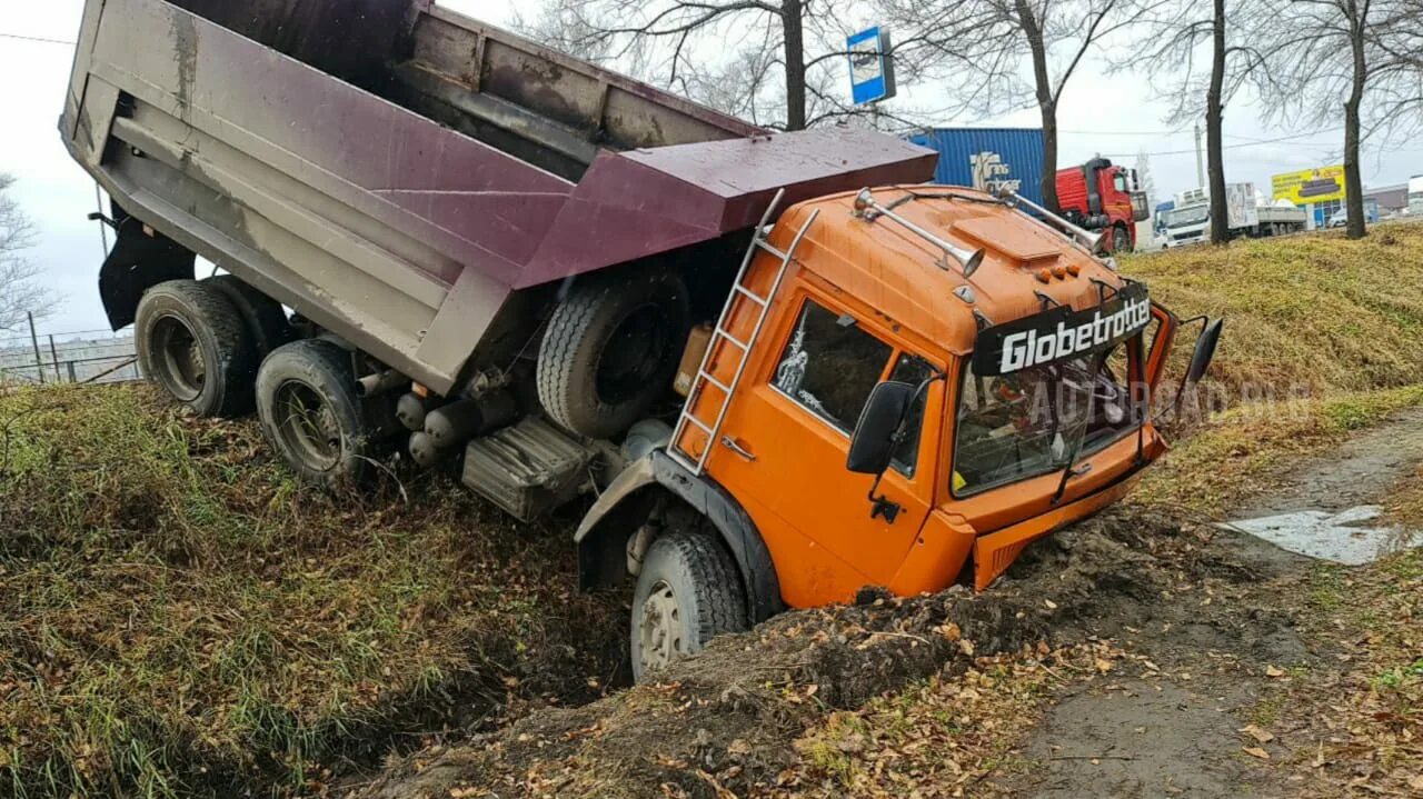 Купить камаз в амурской области. КАМАЗ В канаве. Сломанный КАМАЗ. Самосвалы ломающиеся.