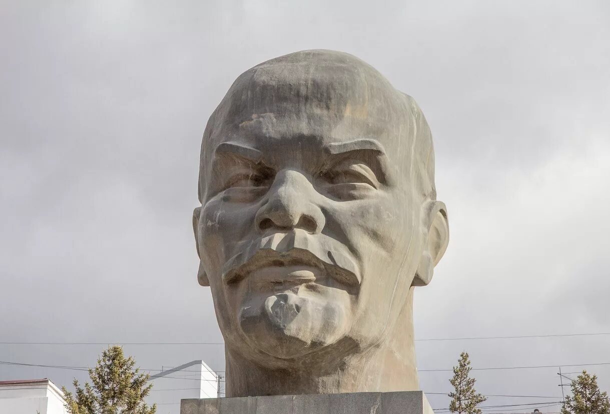 Ленин в улан. Голова Ленина в Улан-Удэ. Скульптуры Улан Удэ голова Ленина. Статуя Ленина в Улан-Удэ. Город Улан-Удэ бюст Ленина.
