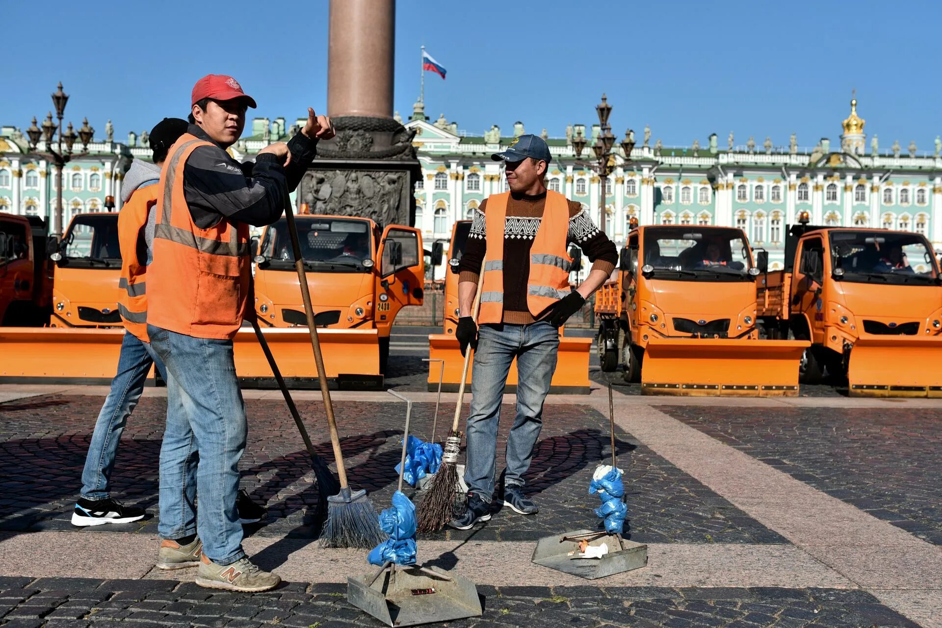 Таджики в санкт петербурге. Трудовые мигранты в Санкт-Петербурге. Гастарбайтеры в Питере. Гастарбайтеры в Москве. Трудовые мигранты.