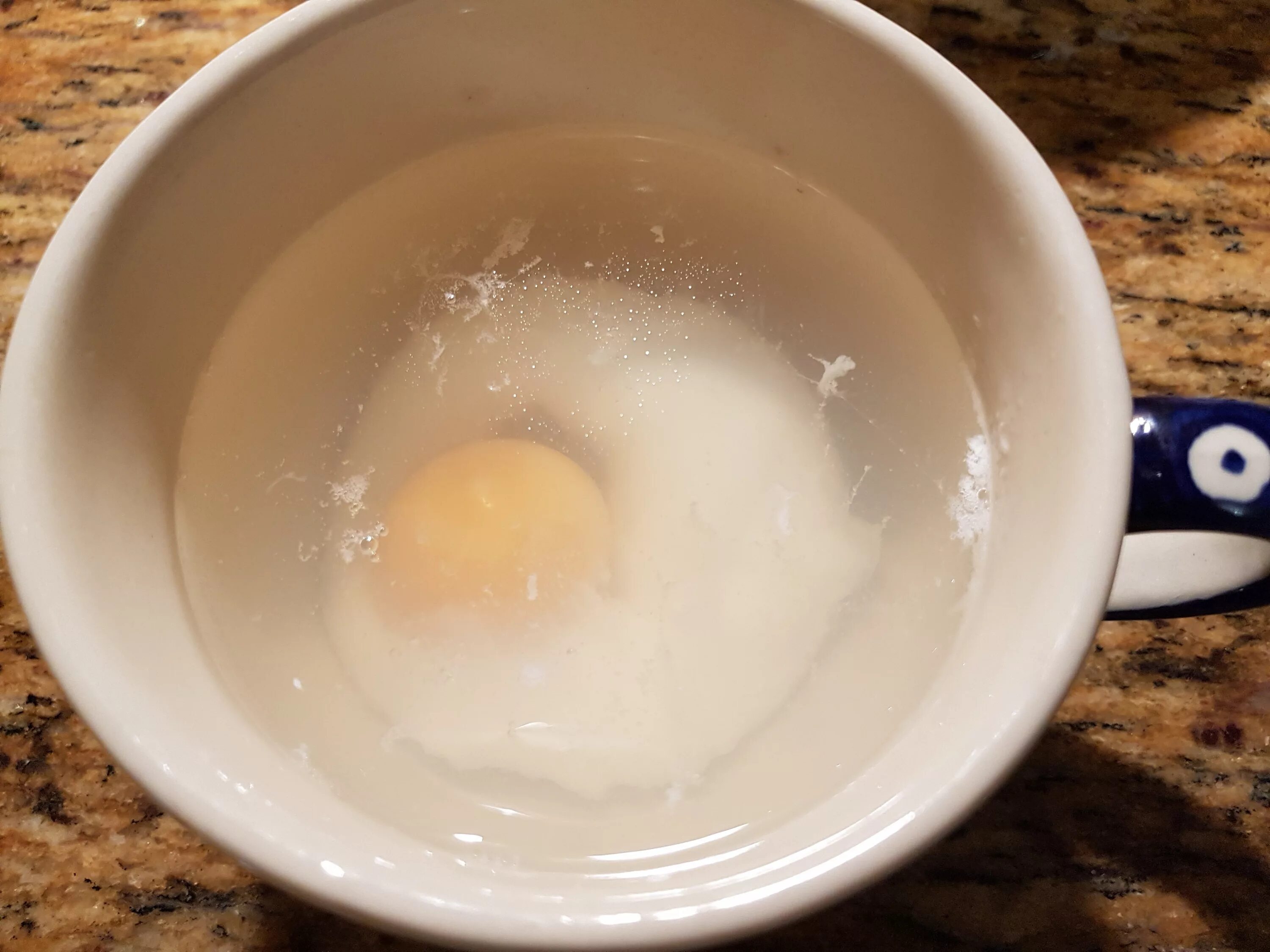 Можно ли греть яйцом. Вареное яйцо в микроволновке. Яйцо всмятку в микроволновке. Яйцо в мешочек в микроволновке. Яйцо в микроволновке в кружке с водой.