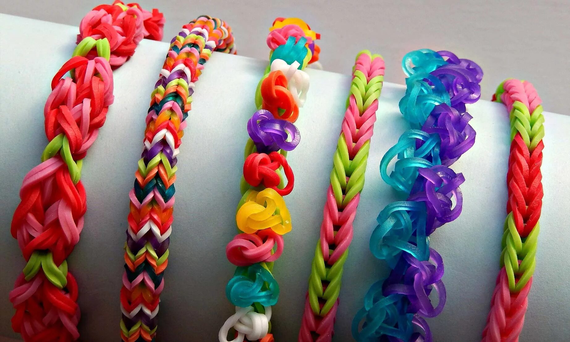 Мастер класс резиночек. Фенечки из резинок. Резинки для плетения. Мастер класс резиночек. Рейнбоу лум набор.