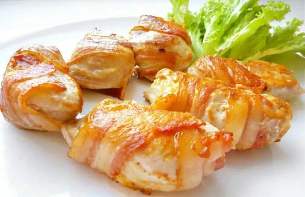 Курица запеченная в беконе. Котлеты филейные в беконе морозофф. куриное филе в беконе. куриные медальоны. куриное филе в беконе с сыром.