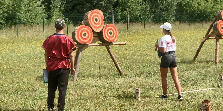 Метание топора спорт. Косопузые рязанцы. Рязань косопузая. Метание ножей рязань. Спортивное метание ножа.