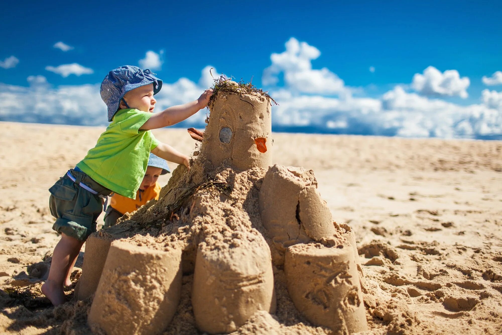 Песочный замок. Замок из песка. Замки из песка для детей. Песочный замок в песочнице. Drive a car make a sandcastle