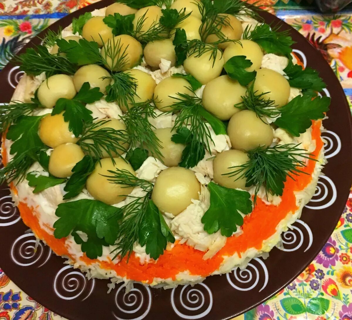 Идеи салатов на праздничный стол. Украшение салатов на день рождения. Красивые салаты на праздничный стол. Идеи салатов на праздничный стол. Украшение салалат оливками.