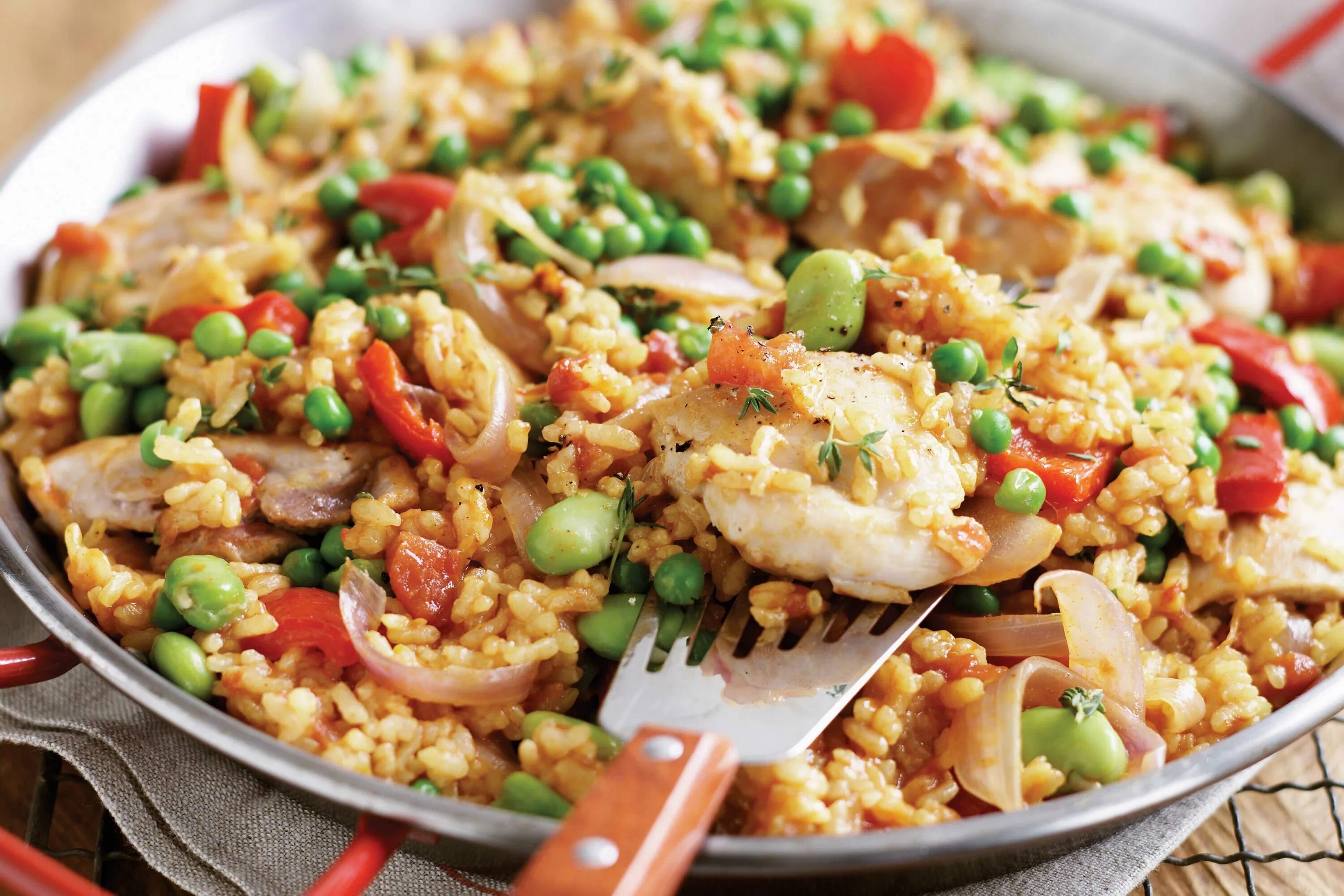 Паэлья с овощами. Паэлья рецепт классический с овощами. Паэлья в тарелке. Паэлья по валенсийски. Паэлья рецепт классический с овощами.