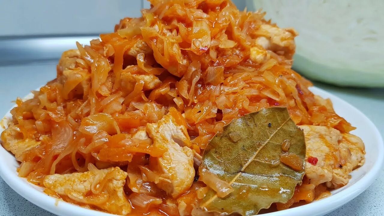 Капуста Бигус. Тушеная капуста. Тушеная капуста с мясом. Капуста тушеная с мясным фаршем. Тушить капусту с луком