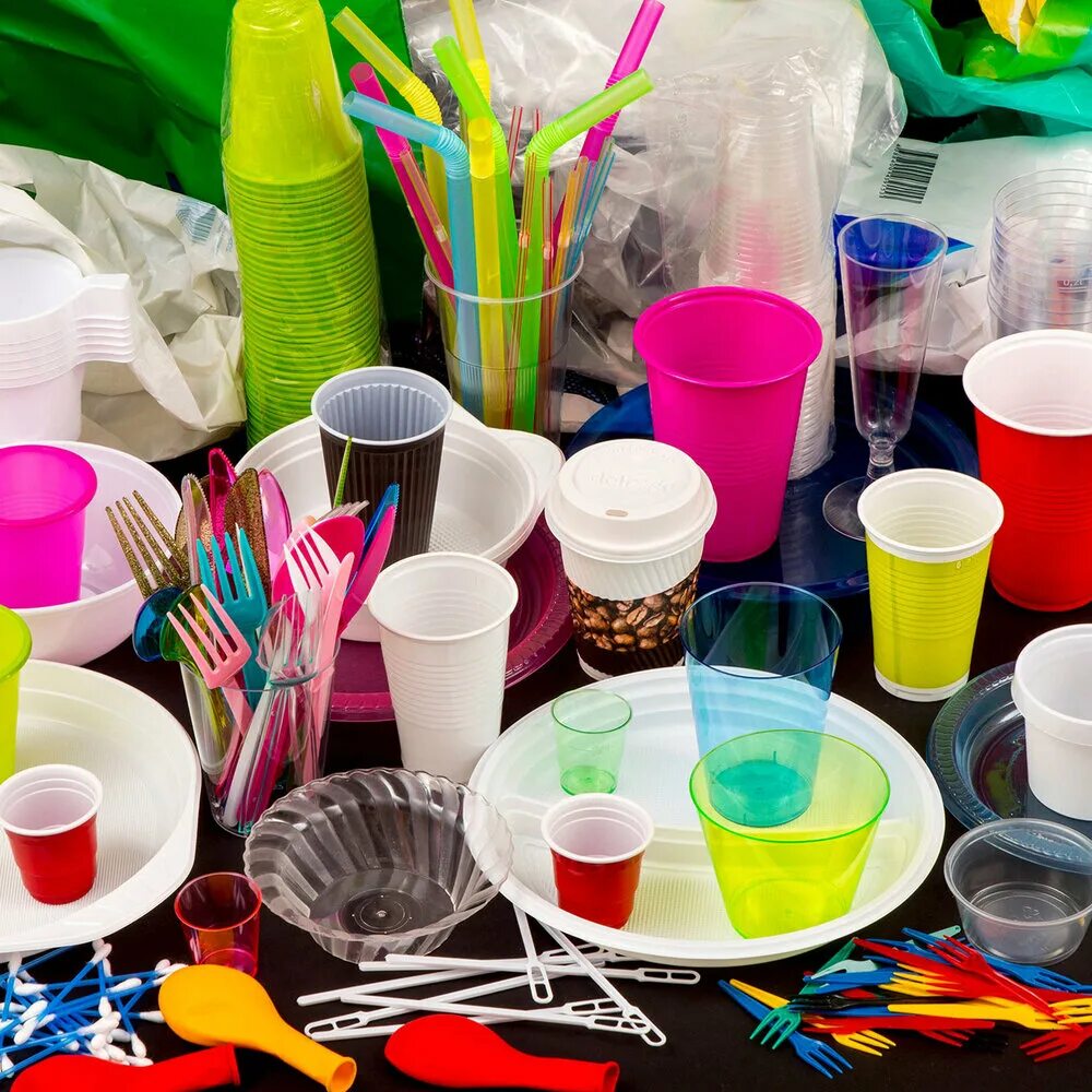 Использование одноразовой посуды. Посуда одноразовая пластиковая. Посуда одноразовая пластиковая. Одноразовая посуда мусор. Изделия из пластмассы.