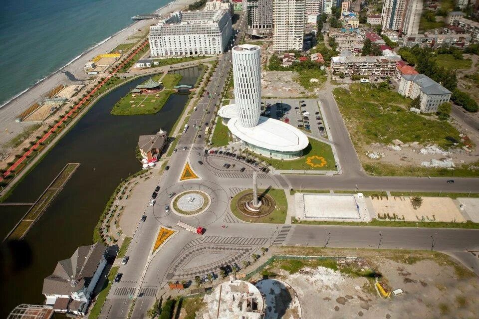Батуми уезжают. Башня грузинского алфавита в батуми. Батуми бульвар. Батуми бульвар. Батуми уезжают.