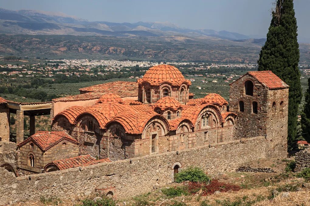 руины мистры византия. древний город мистра (г. древняя спарта город. лакедемон греция. греция мистра византийский храм.