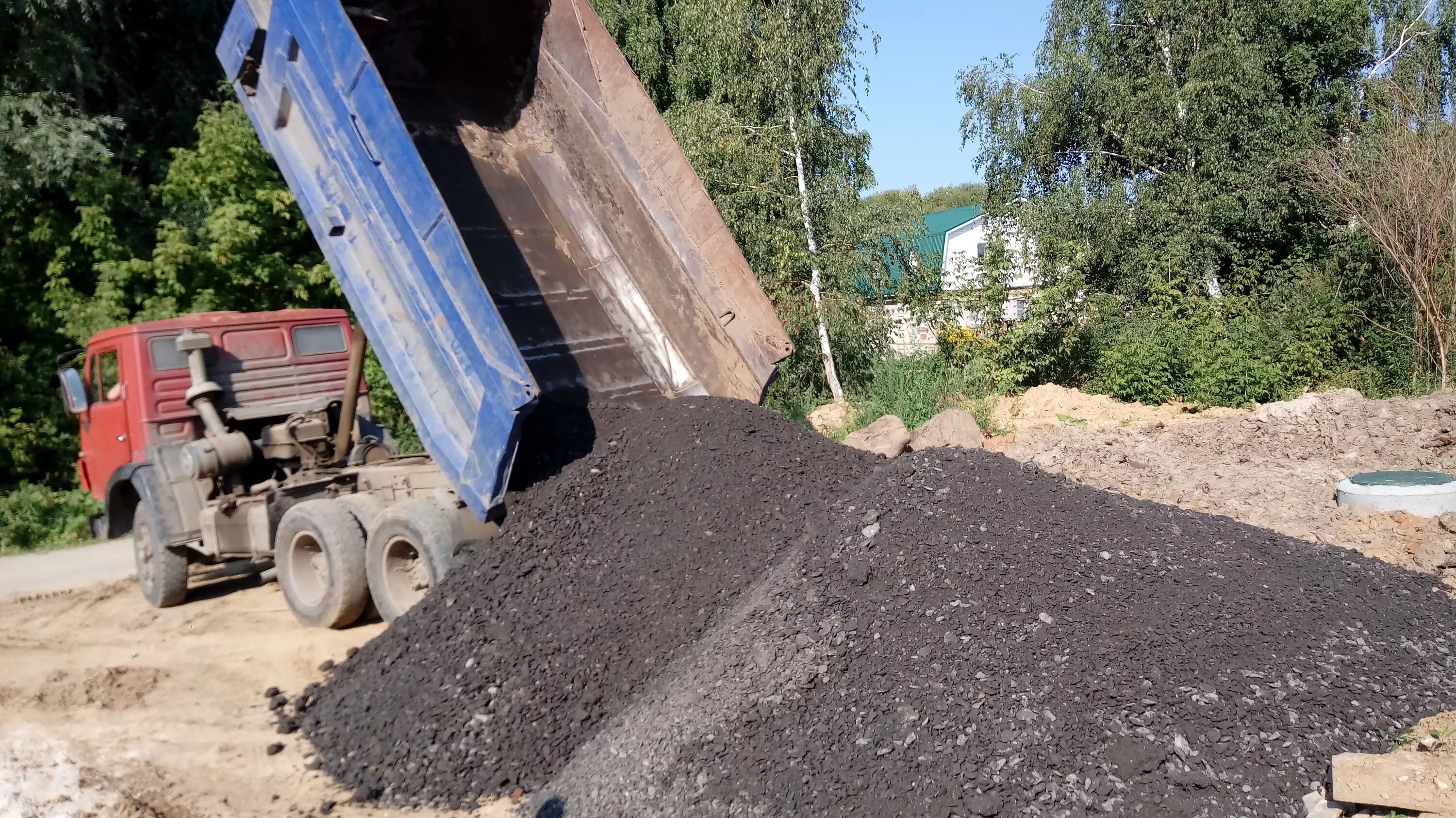 Сколько асфальта в камазе. Сколько асфальта в камазе. Асфальтная крошка 10м3. Асфальтная крошка камаз. Асфальтная крошка из под фрезы.