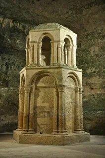 Храм в монолитной скале