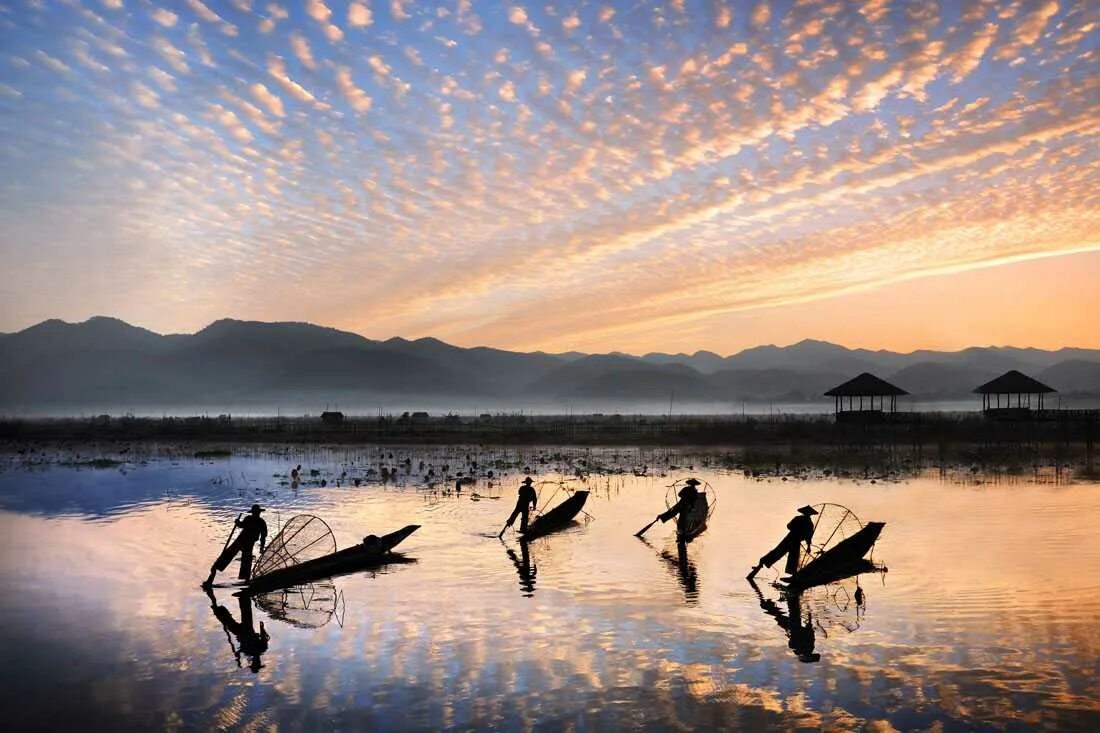 Самое крупное озеро в азии. Инле Мьянма. Деревня на озере Инле. Озеро Инле. Озеро Инле Мьянма фото.