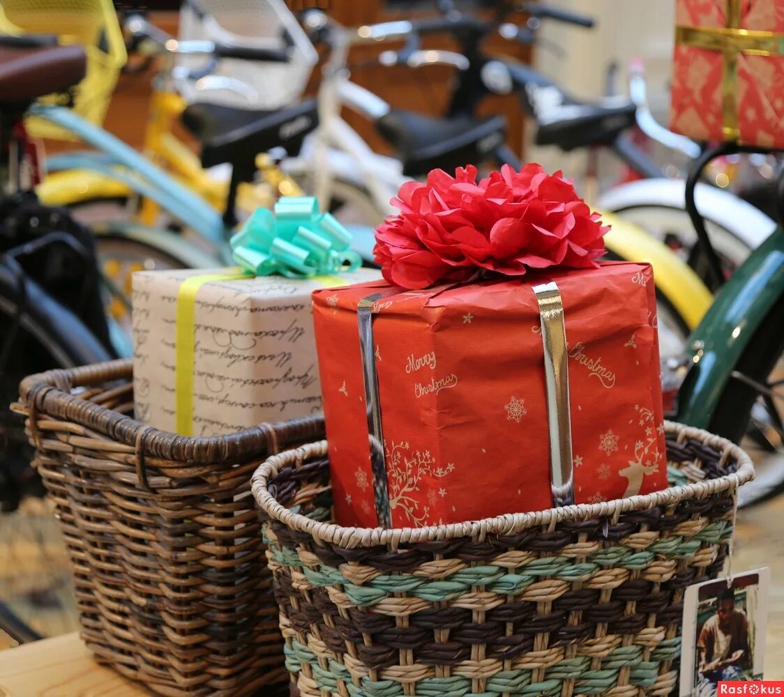 Подарки репортаж. Откуда дед мороз берет подарки. Подарок девушке. Подарки репортаж. Дочка дарит подарок маме.