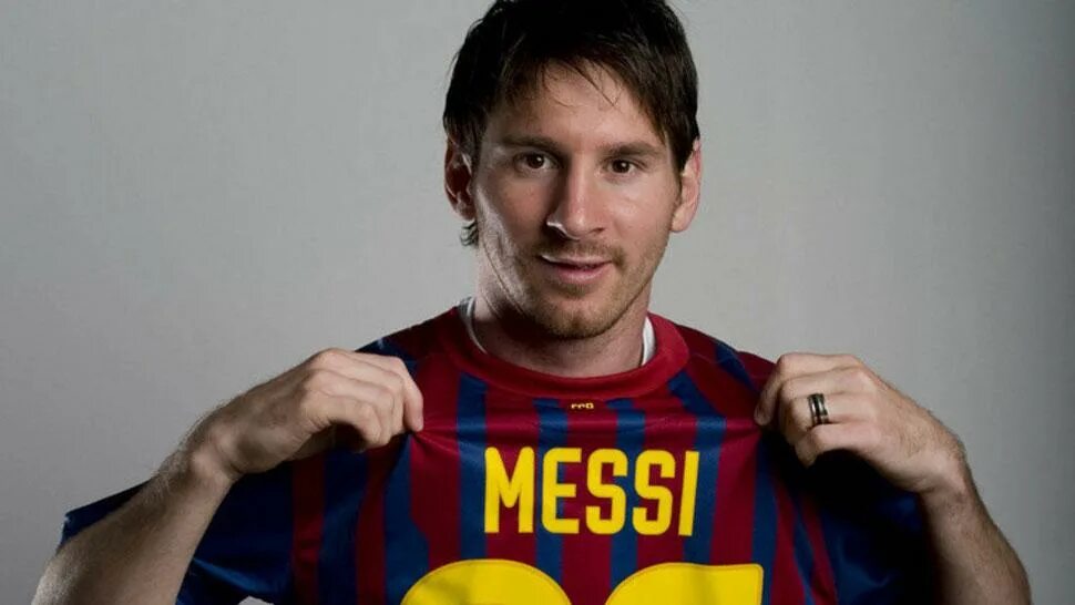 Номер телефона месси. Месси 2004. Лионель Месси 1985. Месси 33. Leo Messi 2002.