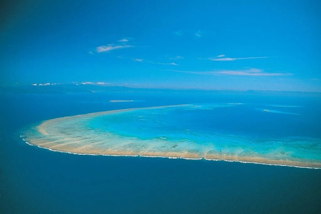 Сами больше море в мире. Барьерный риф новой Каледонии. Большой Барьерный риф новой Каледонии новая Каледония. Тихий океан Австралия. Коралловое море..