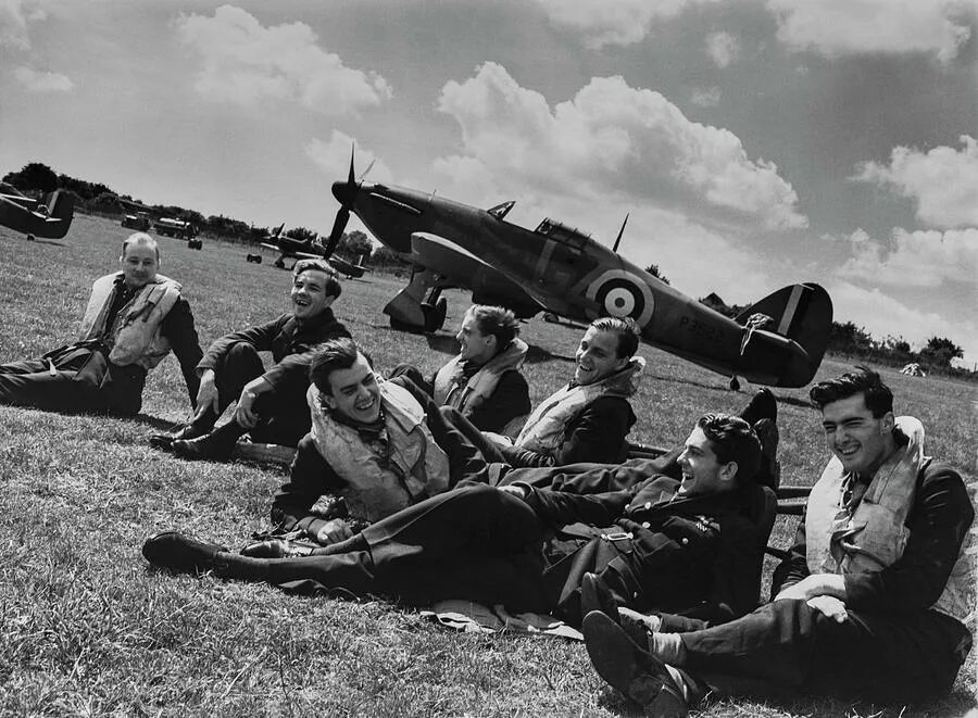 Битва за британию 1940. Битва за британию (июль 1940 — май 1941). летчики добровольцы в битве за британию. битва за британию 1940 самолёты.