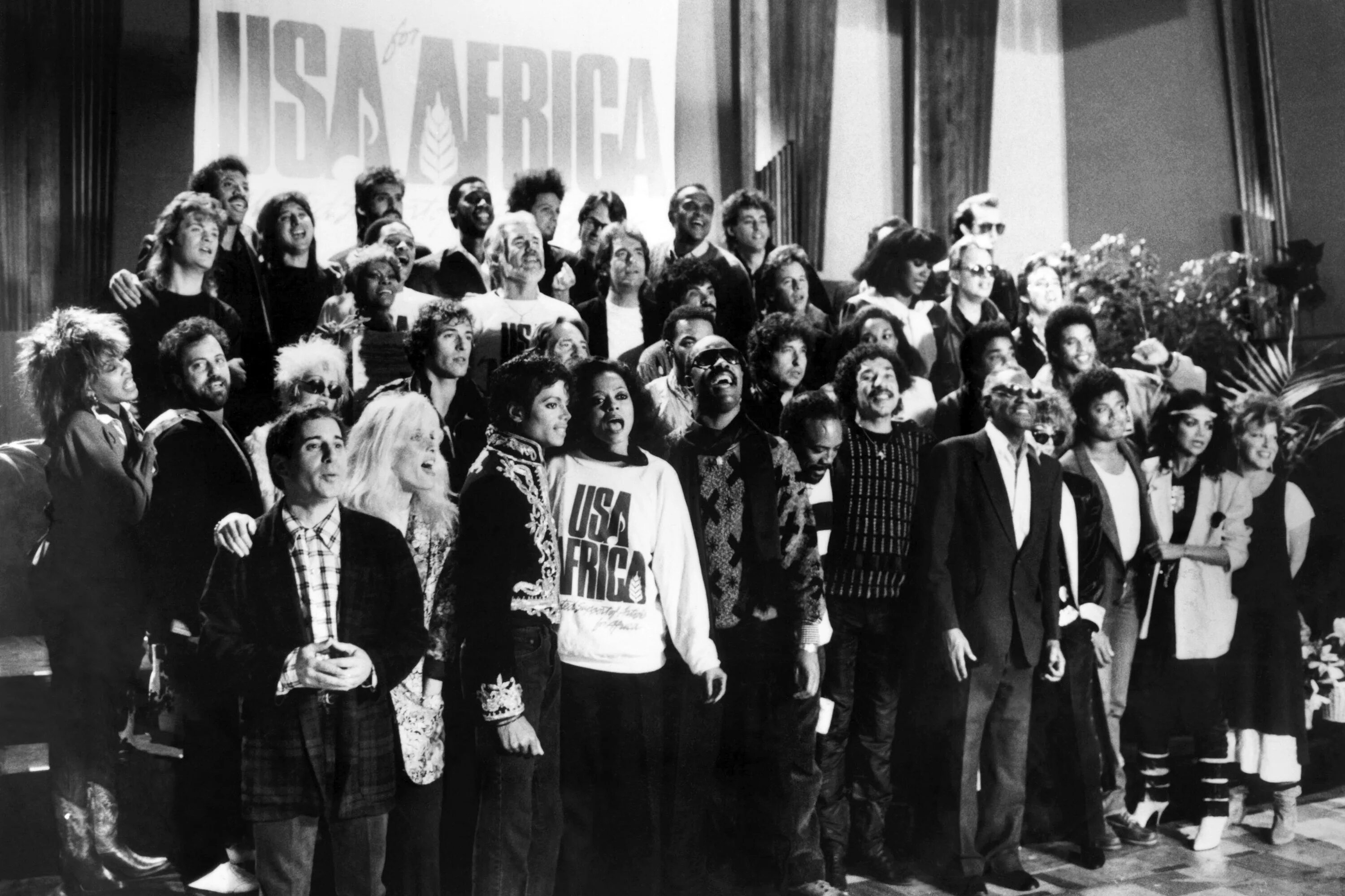 Песня we are the world. Сингл «we are the World». Майкл Джексон we are the World. Michael Jackson 1985. Майкл Джексон 1985 we are the World.