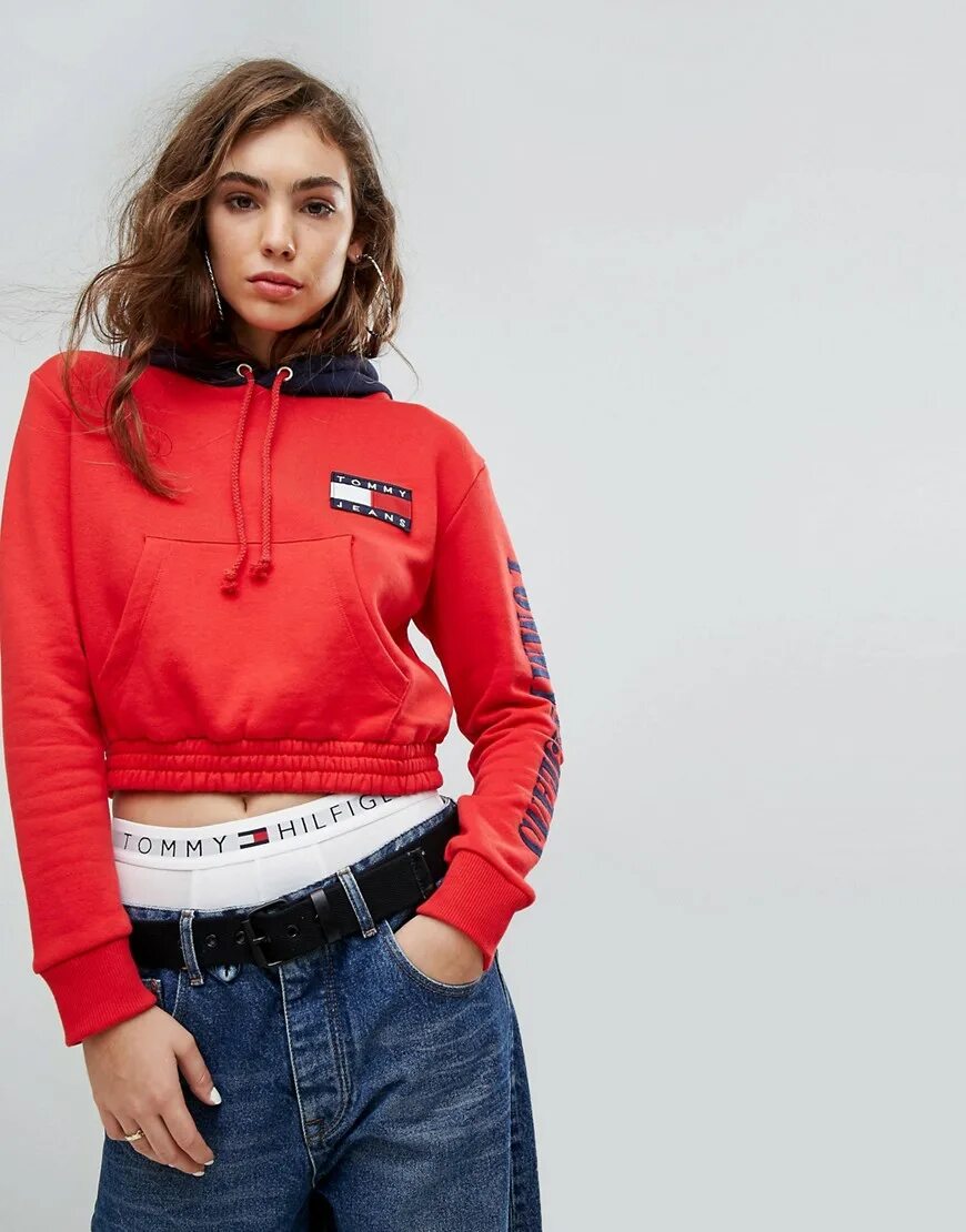 Похожая кофта. Худи Tommy Jeans 90s Capsule. Томми Хилфигер 90s. Томми Хилфигер худи Томми джинс. Tommy Hilfiger Hoodie 90s Red.