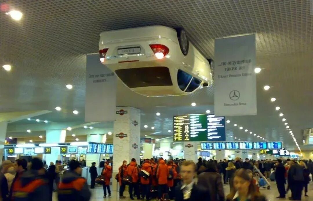 Поставь аэропорт. Реклама в аэропорту. Реклама в аэропорту Шереметьево. Аэропорт Домодедово. Машина на потолке в аэропорту.
