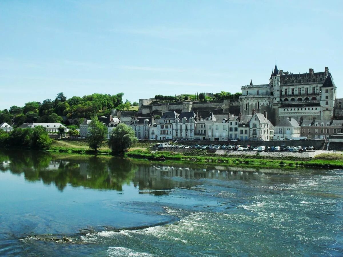 Река луара орлеан. La loire франция. Самая длинная река франции луара. Река луара во франции. Река луара орлеан.