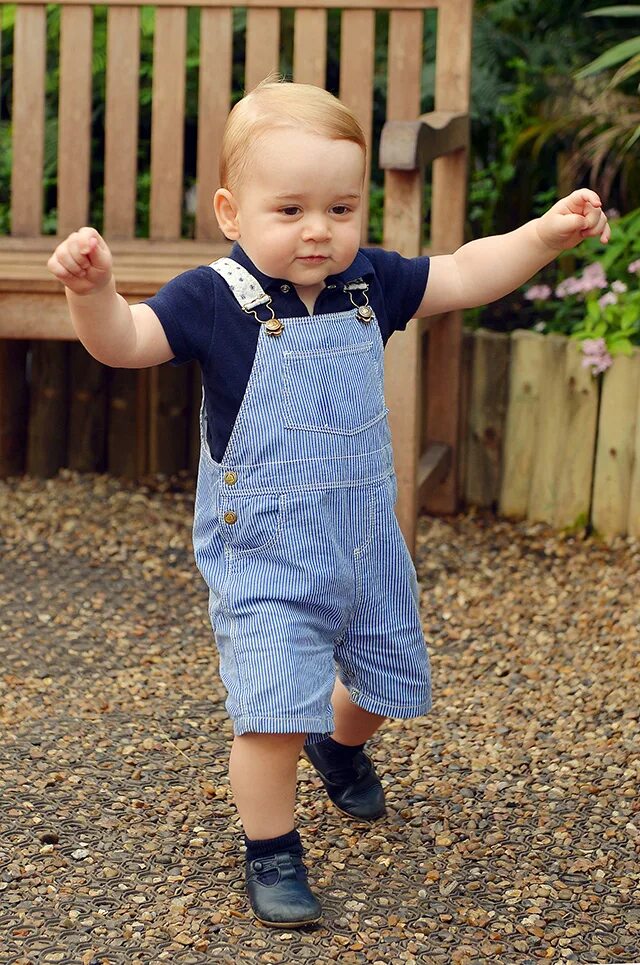 Не менее 2 лет. Принцу Джорджу Кембриджскому 1 год. Принц Джордж Кембриджский 1 годик. Принц Джордж Кембриджский маленький. Принц Джордж Кембриджский год рождения.