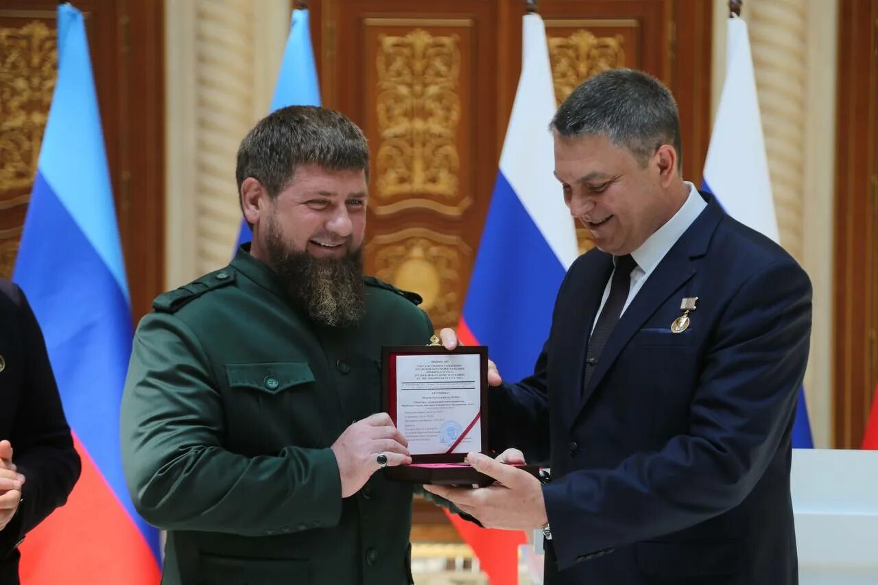 Кавалеры ордена им. Рамзан кадыров с орденами. Орден рамзана кадырова. Ахмат кадыров награды чеченской республики. Орден ахмата кадырова.