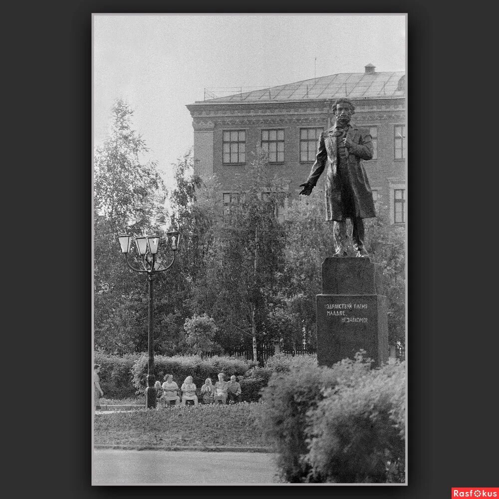 Памятник горькому в орехово-зуево. Памятник пушкину в орехово-зуево. Сквер барышникова орехово-зуево. Памятник пушкину в орехово зуеве. Памятник пушкину в орехово зуеве.