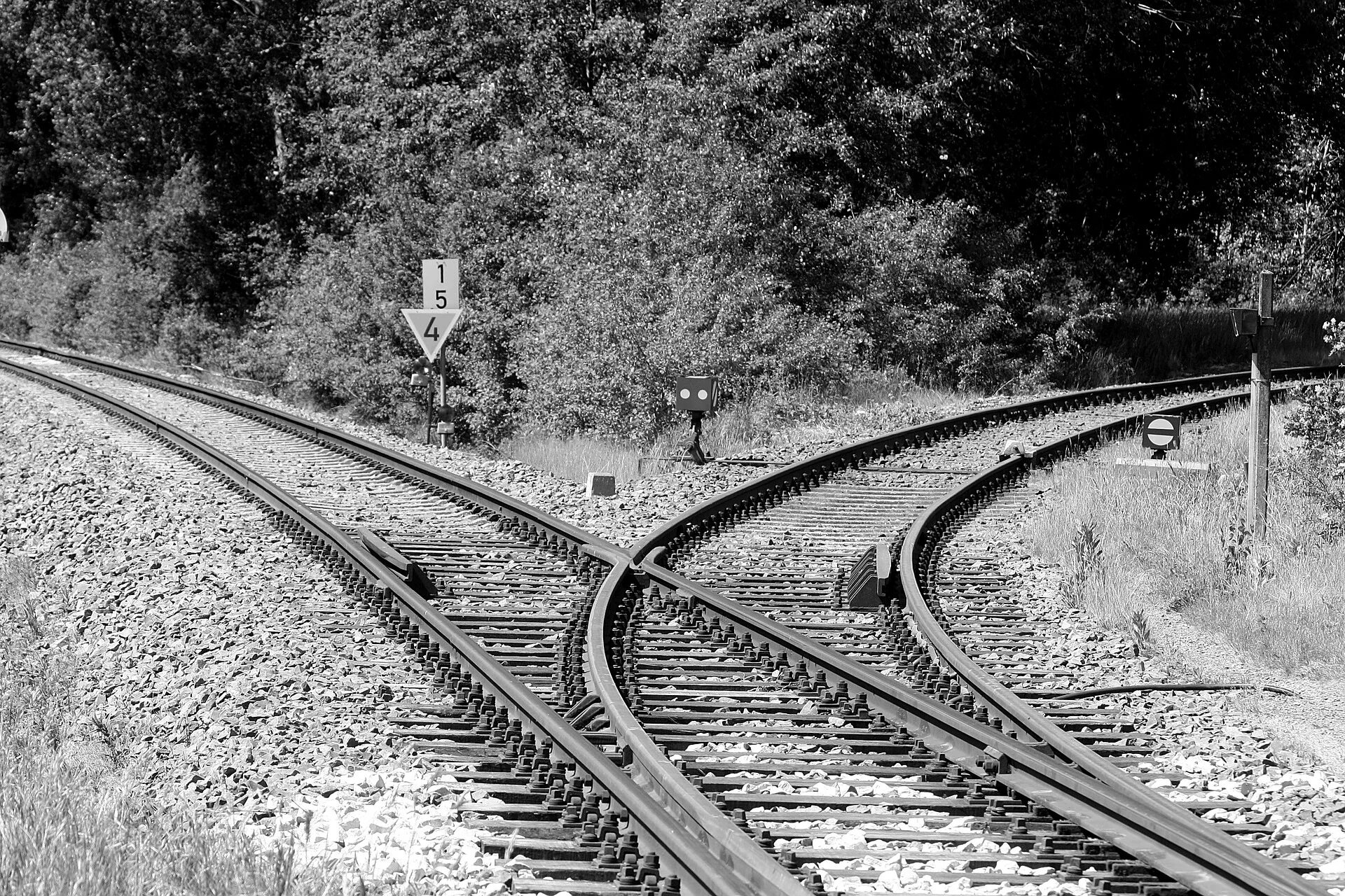 Railway line. Железнодорожные пути. Железнодорожные линии. Железнодорожное полотно. Железная дорога черно белая.