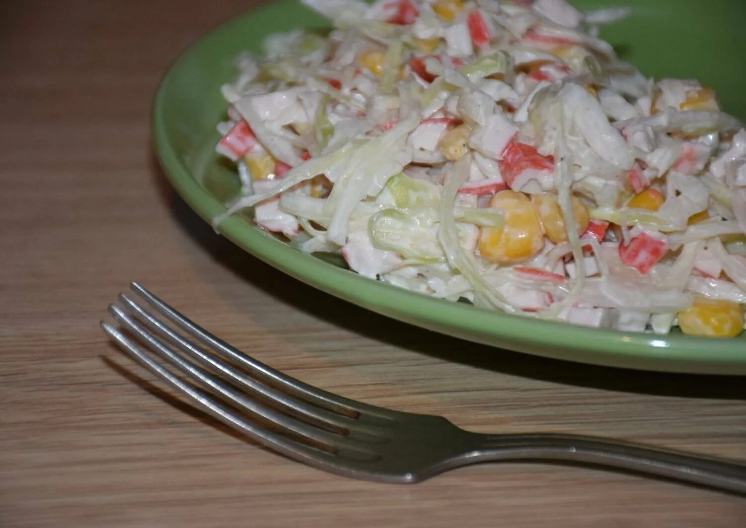 Салат с крабовыми палочками и кукурузой и капустой. Салат с пекинской капустой и крабовыми палочками и кукурузой. Салат из капусты и крабовых палочек. Салат с крабовыми палочками и пекинской капустой. Крабы с капустой