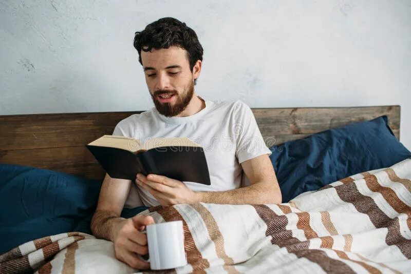 Человек сидит читает книгу. Люди читают рассказы. Люди читают рассказы. Девушка читает книгу дома. Люди читают рассказы.