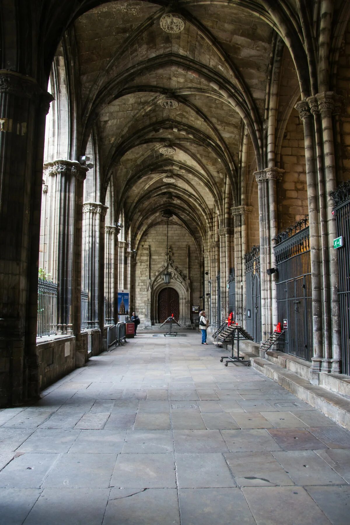 Monastery Cloister. Сводчатый коридор. Средневековая арка. Арки средневековых замков. Начальный свод