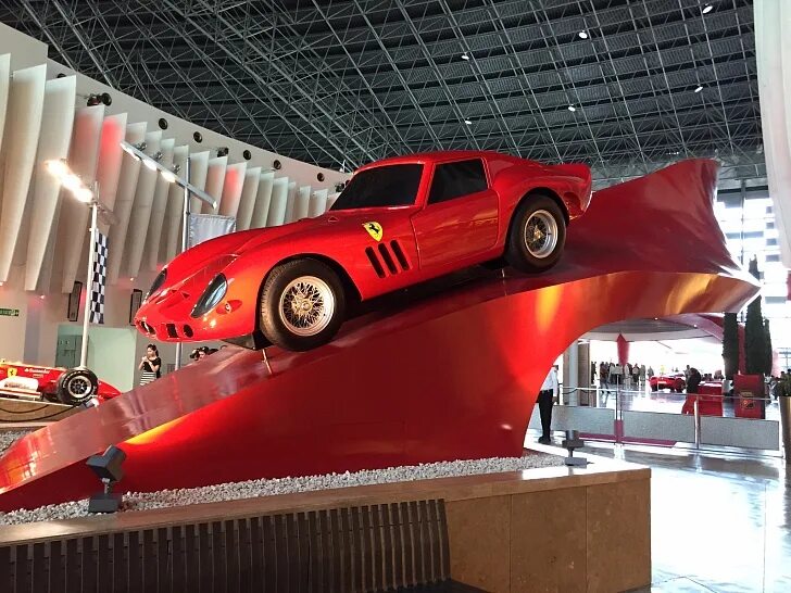 Ferrari World Абу-Даби. Музей Феррари в Абу Даби. Феррари парк Дубай. Аттракцион Феррари в Абу Даби.