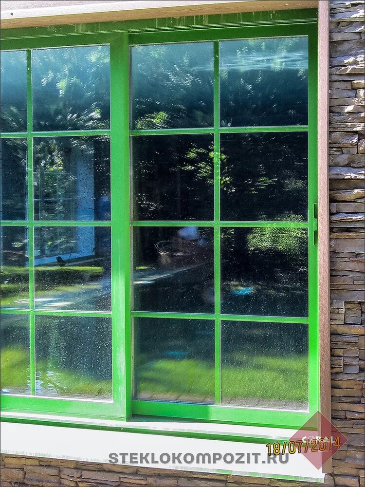 фисташковые жалюзи. окна темно зеленого цвета. зеленые окна. оливковый цвет в интерьере. зелёное окно.