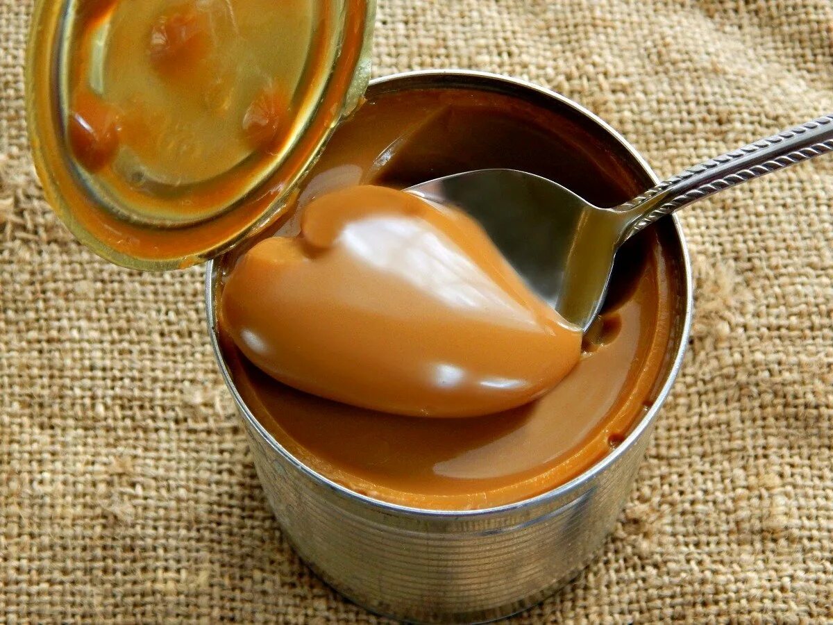 Глазурь из сгущенки и молока. Дульсе де Лече. Сгущёнка Dulce de leche. Вареная сгущенка. Сгущенное молоко в пиалке.