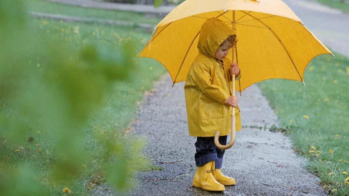 Можно ли гулять в дождь. Дети под зонтиком. Мальчик с зонтом. Зонтик для детей. Дети под зонтом.