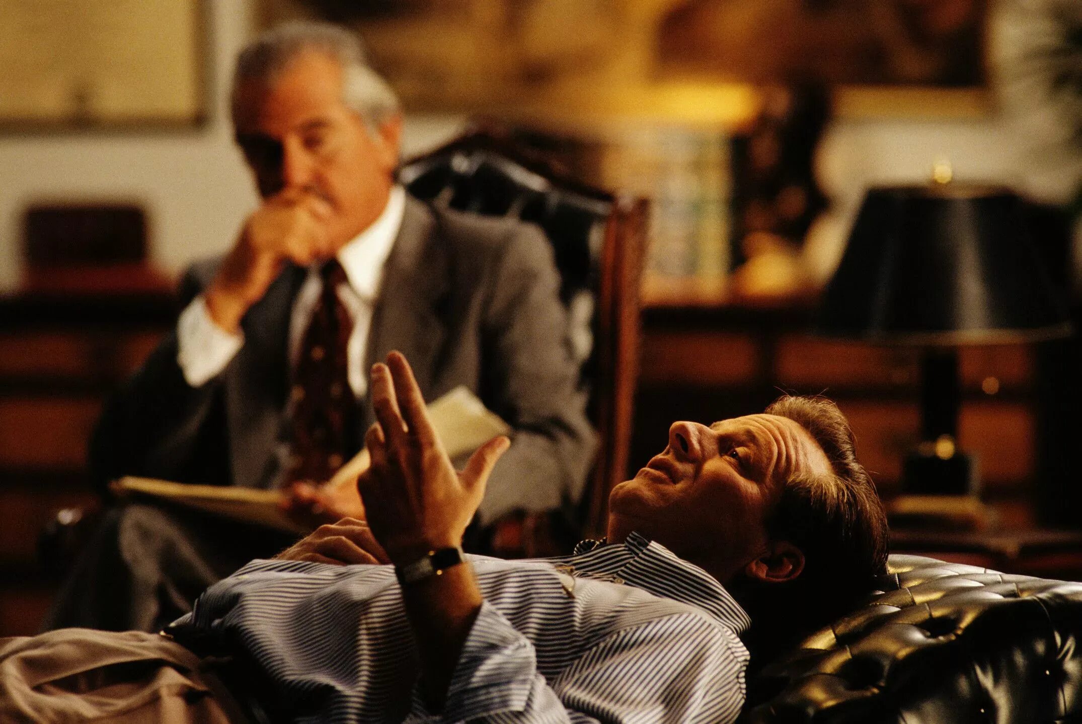 Зигмунд фрейд сеанс психоанализа. Зигмунд фрейд с пациентом. Зигмунд фрейд психотерапия. Прием у психоаналитика в 4 картинках. Психотерапия 20.