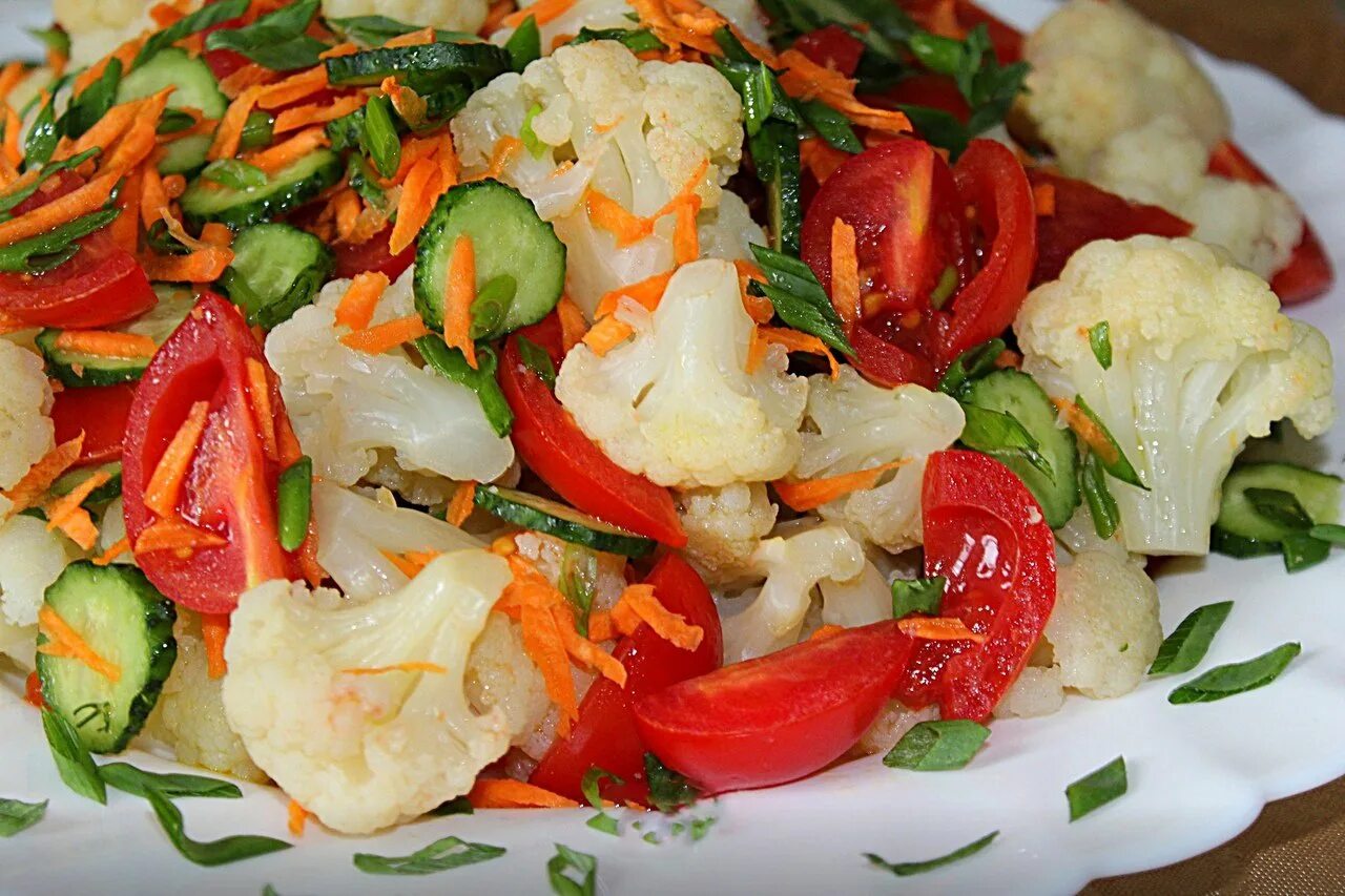 Какие салаты можно кормящим. Салат. Салат из цветной капусты. Салат с цветной капустой и помидорами. Салат из цветной капусты с овощами.