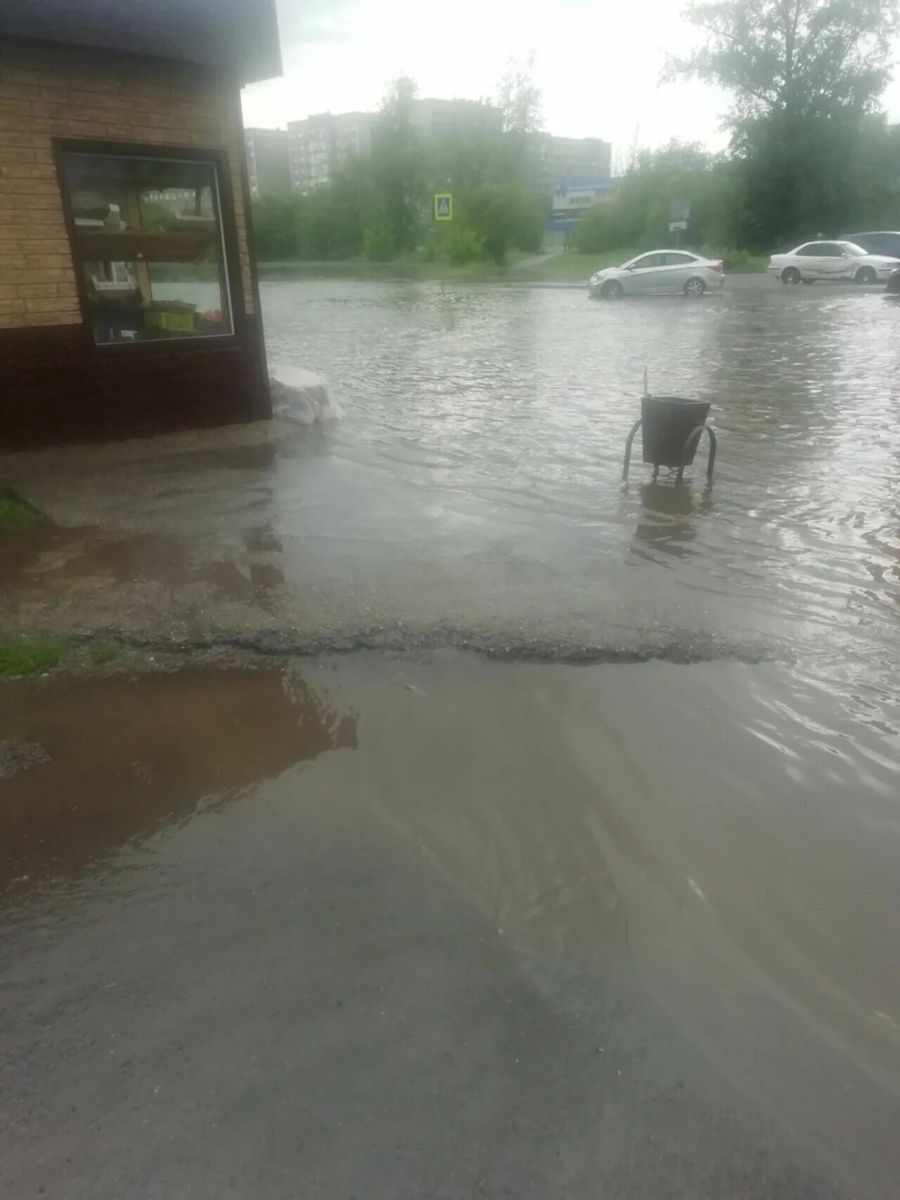 Наводнение в новокузнецке сегодня. Новокузнецк затопило. Сильный ливень. Ливень Кузнецк. Кемерово затопило.
