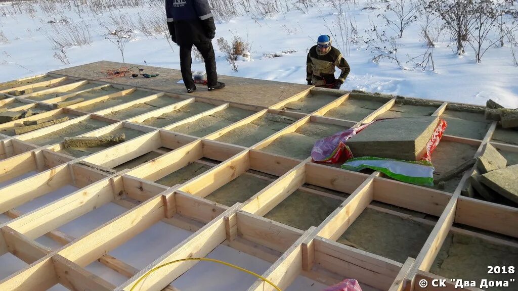 Деревянные каркасы домов. Сдвоенные лаги 50 х 200. Сборка чернового пола каркасного дома. Перекрытие пола лаги 200мм. Черный пол в каркасном доме.