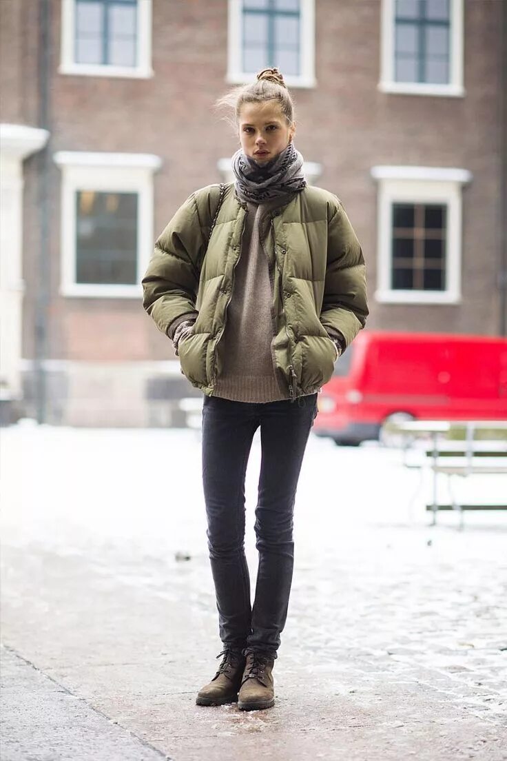 образ с беретом в куртке. можно одевать куртку. образы с коротким пуховиком. девушка надевает куртку. косуха и джинсы.