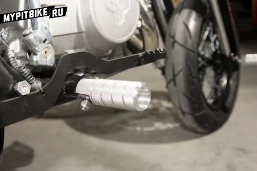 подножка ттр 250 боковая. питбайк bmw r1200gs. подножки для пассажира на питбайк 125. задние подножки ирбис ттр. подножки задние на питбайк кайо 125.