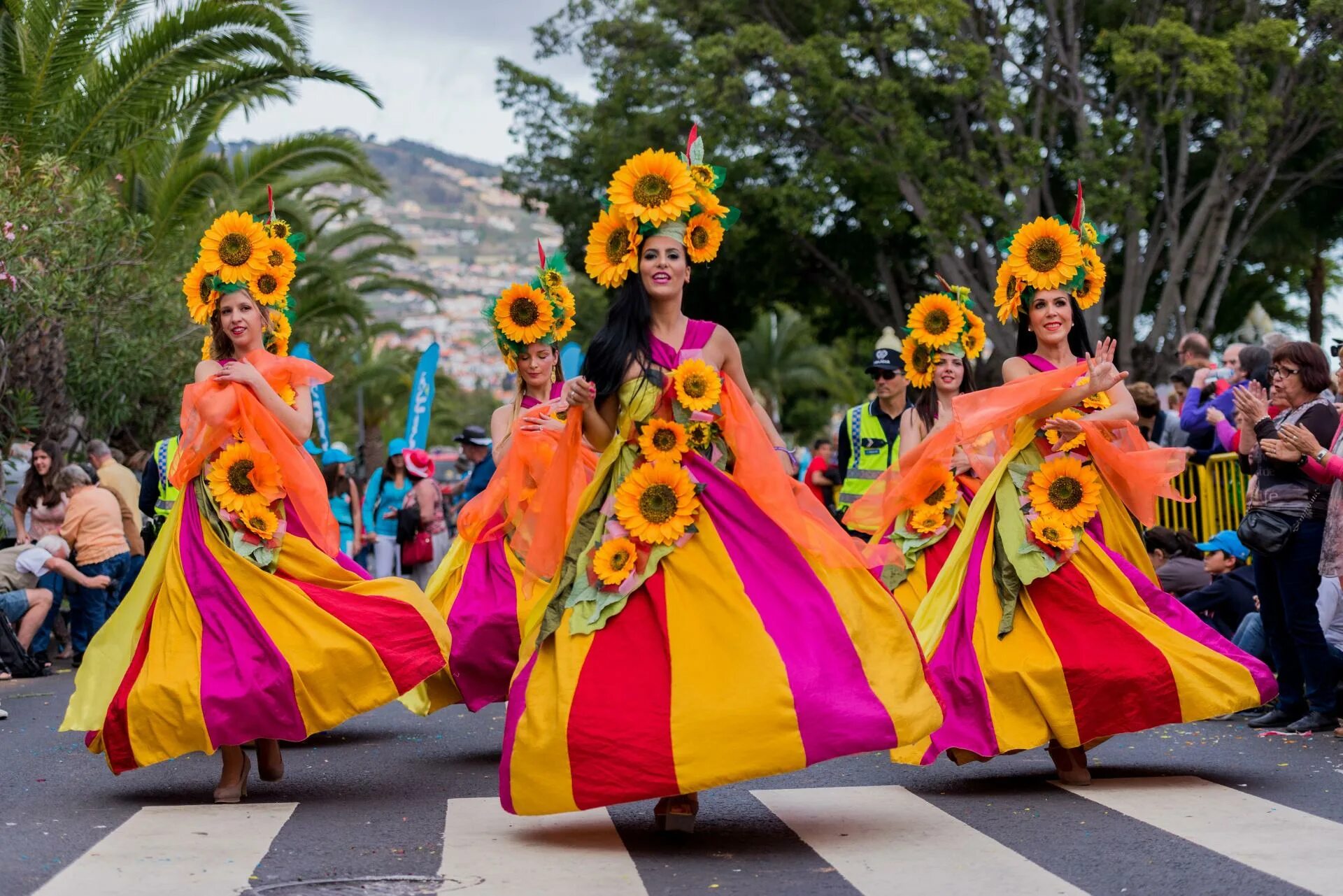 Цветы карнавальные. Мадейра карнавал. Карнавал в Португалии. Карнавал в Португалии Entrudo. Мадейра парад цветов.