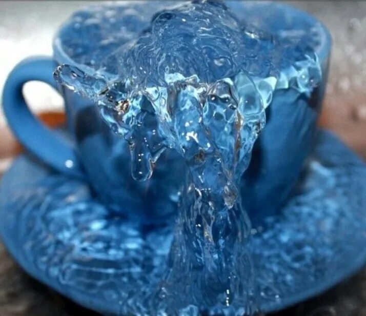 Громадная голубая чаша. Чаша для воды. Вода в чашке. Сосуд с водой. Полная чаша воды.