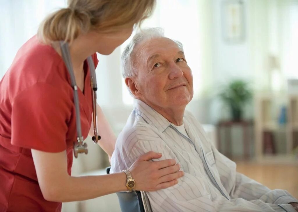Общение с пожилыми пациентами. Медсестра и пожилой человек. Пациенты пожилого возраста. Пожилые люди и медработники. Звонит забота