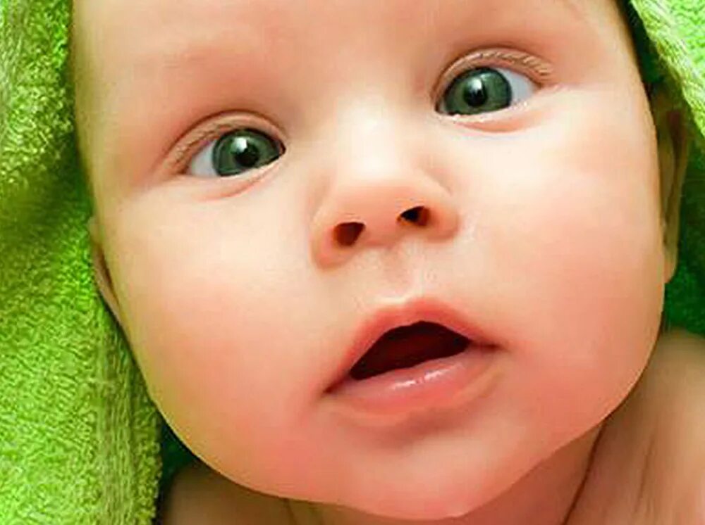 Косоглазие у новорожденных когда проходит. Малыш с голубыми глазами. Врожденное косоглазие. Раскосые глаза у ребенка. Косоглазие у ребенка новорожденного.